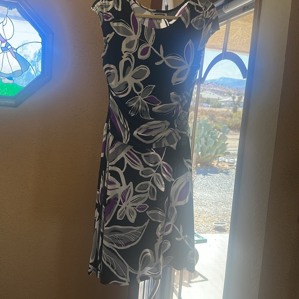 Dress; light polyester material - Picture 2 of 5